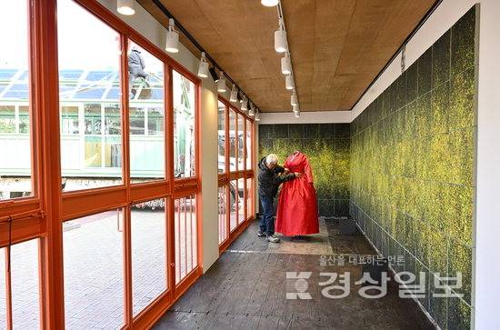 ▲ 11일 울산대공원 정문 광장에 전시된 최봉해 한복디자이너의 작품. 김동수기자