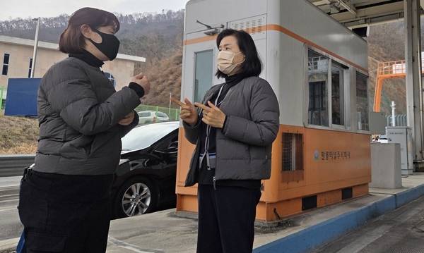 신복선(왼쪽) 팔룡터널지회장이 팔룡터널 수납 부스 앞에서 조합원과 이야기를 나누고 있다. /안지산 기자