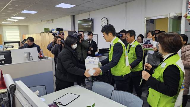 양산시민운동본부가 12일 서명지와 ‘민생회복지원금 지급 조례안’을 시의회에 제출하고 있다. 김태권 기자