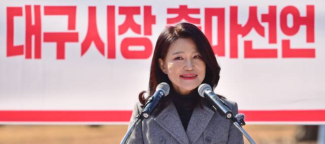 이진숙 전 방송통신위원장이 12일 오후 대구 중구 국채보상기념공원에서 6·3 지방선거 대구시장 출마를 선언하고 있다. 김진홍 기자