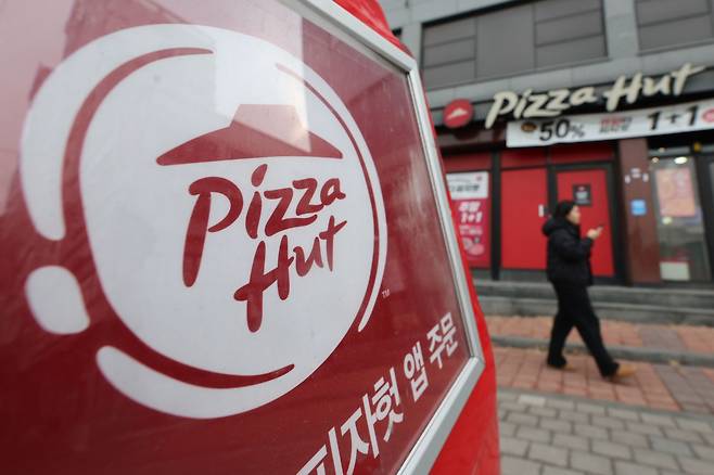 [서울=뉴시스] 권창회 기자 = 15일 서울 시내 한 피자헛 매장에서 시민들이 이동하고 있다. 대법원이 한국피자헛 본사가 가맹점주들에게 받아온 차액가맹금 수백억원을 돌려줘야 한다고 판단했다. 확정 판결에 따라 피자헛 본사는 2016~2022년 가맹점주들에게 받은 차액가맹금 215억원을 반환해야 한다. 2025.01.15. kch0523@newsis.com