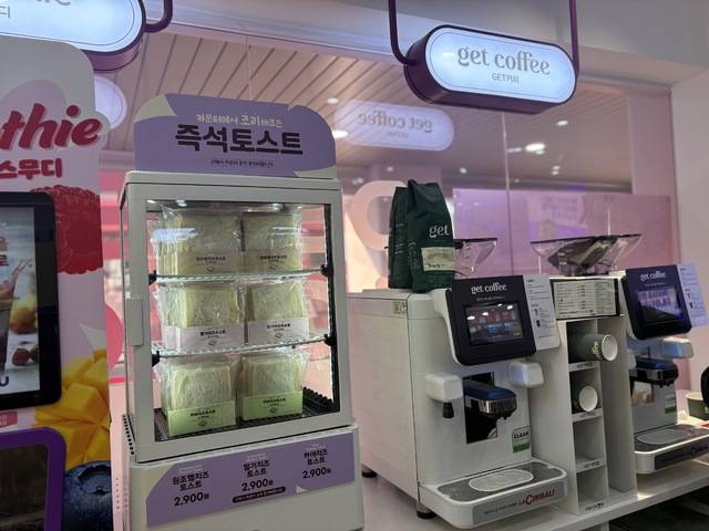 겟 커피와 함께 즐길 수 있는 토스트 종류가 바로 옆에 진열돼 있고, 이 주변으로 생과일 키오스트와 리얼 스무디 기계가 마련돼 있다. (송수연 기자)
