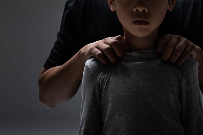 12일 보건복지부와 경찰청이 발표한 '2025년 하반기 아동학대 고위험 가정 대상 함동점검' 결과에 따르면, 학대 위험이 높은 아동 1,897명 가운데 68명이 학대 피해 의심 사례로 확인됐다. / 게티이미지뱅크