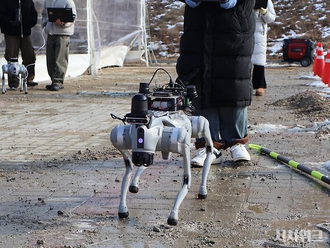 지난 5일 기자가 방문한 '제21회&nbsp;한국로봇종합학술대회(KRoC&nbsp;2026)'에서는 '로봇경주대회(Robot Competition)' 등 다양한 행사가 개최됐다.&nbsp;이번 학회는 약 2,000여명의 국내외 주요 로봇전문가와 산업계 관계자들이 참석,&nbsp;국내 로봇산업의 미래 전반을 들여다볼 수 있는 기회였다./ 사진=박설민 기자