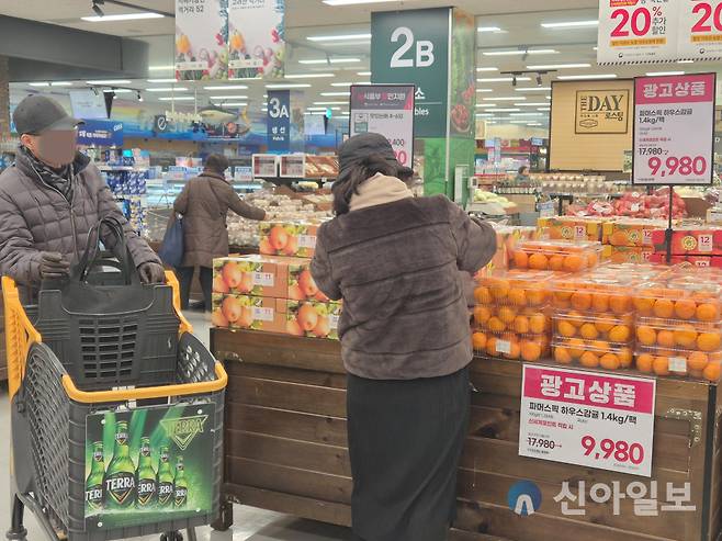 고객이 이마트 영등포점에서 과일을 살펴보고 있다. [사진=신현숙 기자]