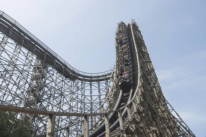 14일부터 운행에 나서는 에버랜드 최고 인기 어트랙션 '티익스프레스' [제공=삼성물산 리조트부문]