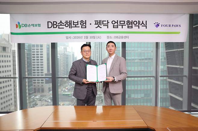 문진욱 DB손해보험 본부장(왼쪽)과 이동현 펫닥 상무가 지난 10일 서울시 강남구 DB금융센터에서 업무협약을 맺고 기념 촬영을 하고 있다. [사진=DB손해보험]