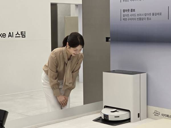 삼성전자 모델이 2026년형 비스포크 AI 스팀 로봇청소기를 관찰하고 있다. 사진=신혜영 이코노믹리뷰 기자