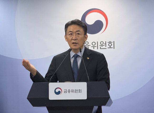 12일 금융위원회에서 열린 '상장폐지 개혁방안' 관련 브리핑에서 권대영 금융위 부위원장이 기자들의 질문에 답하고 있다./사진=백유진 기자