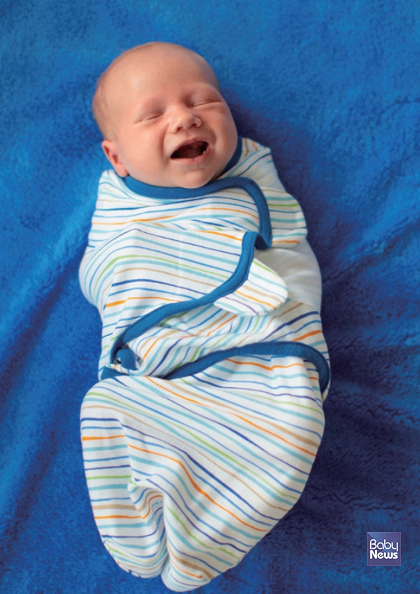 신생아를 위한 전통적인 속싸개는 아기를 따뜻하게 감싸고 안정감을 제공하며, 모로 반사로 인해 아기가 놀라거나 잠에서 깨는 것을 방지하기 위해 사용된다. ⓒ임신영