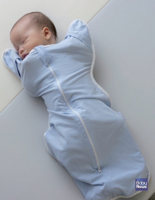 스와들업은 신생아의 팔을 올린 자연스러운 자세로 감싸주는 속싸개 변형 제품의 상품명이다. ⓒ임신영