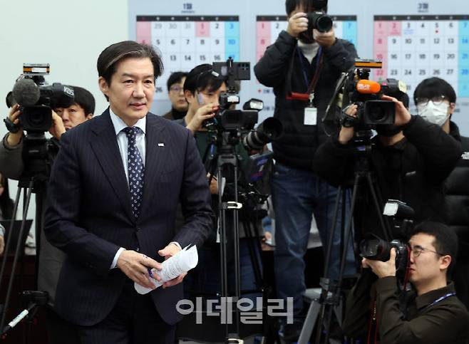 노진환 기자 shdmf@edaily.co.kr [이데일리 노진환 기자] 조국 조국혁신당 대표가 11일 서울 여의도 국회에서 더불어민주당 합당과 관련한 입장을 밝히기 위해 발언대로 향하고 있다.