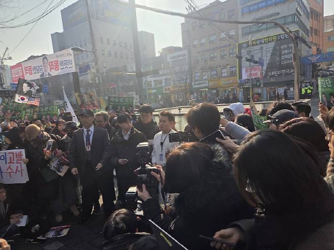 12일 오전 서울 동작경찰서 맞은편 거리에서 취재진을 만나 입장을 전하고 있는 전씨의 모습이다. (사진=염정인 기자)