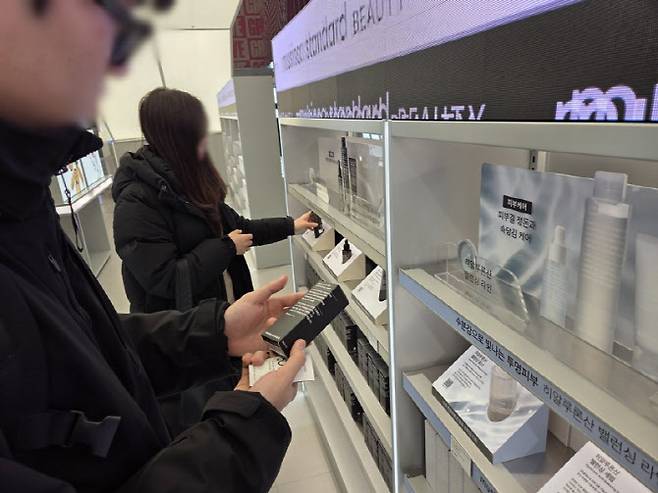 무신사 스탠다드 뷰티 제품을 꼼꼼히 살펴보는 고객들 모습 (사진=한전진 기자)