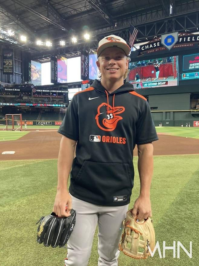 (맷의 장남 잭슨 홀리데이가 지난 4월 MHN과 인터뷰 후 사진촬영을 위해 포즈를 취하고 있다)