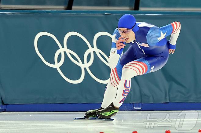 미국 스피드 스케이팅의 간판 조던 스톨츠가 11일(현지시간) 이탈리아 밀라노 스피드 스케이팅 스타디움에서 열린 2026 밀라노·코르티나담페초 동계올림픽 스피드 스케이팅 남자 1000m 경기에서 역주를 펼치고 있다. 2026.2.12 ⓒ 뉴스1 김진환 기자