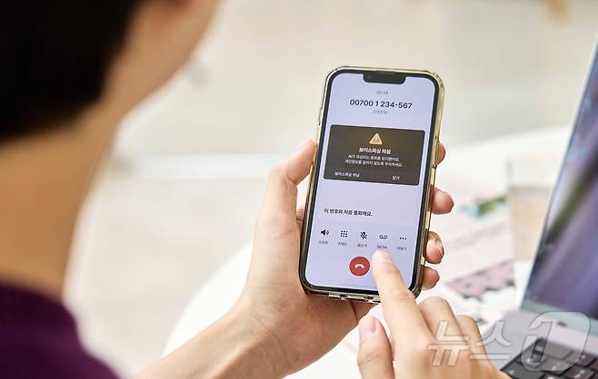 SK텔레콤은 인공지능(AI) 전화 서비스 ‘에이닷 전화’에 통화 보안 기능 ‘AI 보이스피싱 탐지’를 새롭게 추가했다고 1일 밝혔다. 사진은 SKT 모델이 에이닷 전화의 ‘AI 보이스피싱 탐지’ 기능을 사용하는 모습. (SK텔레콤 제공. 재판매 및 DB 금지) 2025.12.1 ⓒ 뉴스1