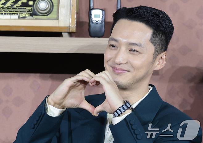 배우 변요한이 12일 오전 서울 강남구 코엑스 메가박스에서 열린 넷플릭스 영화 '파반느' 제작보고회에 참석해 포즈를 취하고 있다. '파반느'는 마음의 문을 닫고 살아가던 세 사람이 서로에게 빛이 되어주며 삶과 사랑을 마주하게 되는 영화이다. 2026.2.12 ⓒ 뉴스1 권현진 기자