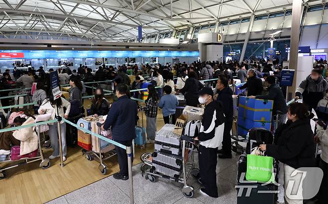 설 명절 연휴를 앞둔 12일 오전 인천국제공항 1터미널 출국장이 이용객들로 붐비고 있다. 2026.2.12 ⓒ 뉴스1 최지환 기자