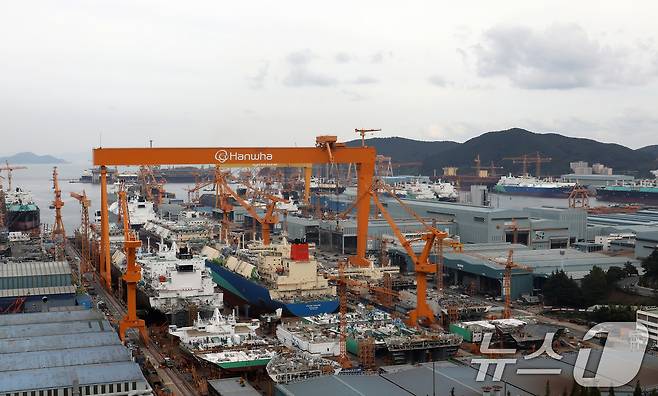 도널드 트럼프 미국 대통령이 한국의 핵 추진 잠수함 건조를 승인한 30일 경남 거제시 한화오션 거제사업장에 대형 크레인과 건조 중인 선박이 보이고 있다. 2025.10.30 ⓒ 뉴스1 윤일지 기자