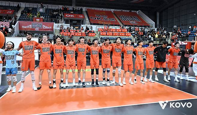 11일 한국전력과의 홈 경기에서 승리한 OK저축은행. 제공 | 한국배구연맹