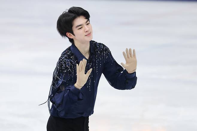 10일(현지시간) 이탈리아 밀라노 아이스스케이팅 아레나에서 열린 2026 밀라노·코르티나 동계올림픽 남자 싱글 쇼트 프로그램에 출전한 차준환이 연기를 마친 뒤 관중에 인사하고 있다. 사진 | 밀라노=연합뉴스