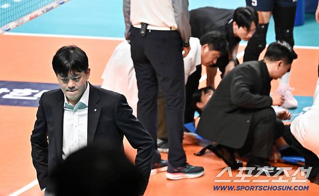 11일 장충체육관에서 열린 V리그 GS칼텍스와 페퍼저축은행의 경기. 2세트 초반 GS칼텍스 오세연이 부상을 당한 뒤 실려나가자 이영택 감독 표정이 어둡다. 장충=박재만 기자 pjm@sportschosun.com/2026.02.11/