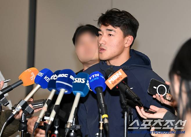 대한민국 야구대표팀이 일본 도쿄돔에서 열린 한일 친선전을 마치고 17일 김포국제공항을 통해 귀국했다. 인터뷰를 하는 안현민의 모습. 김포공항=허상욱 기자wook@sportschosun.com/2025.11.17/