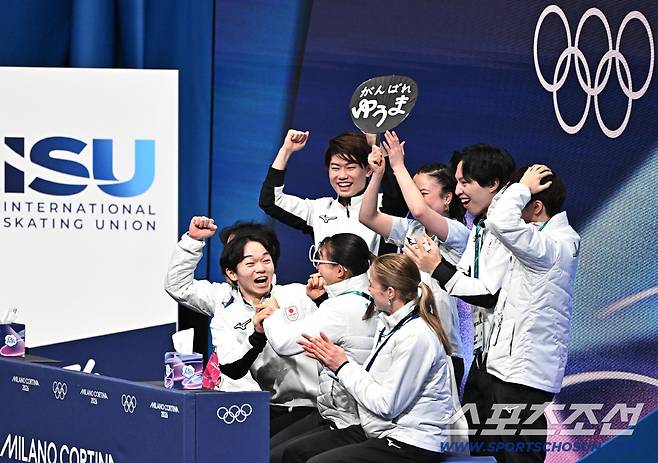 8일 이탈리아 밀라노 아이스스케이팅 아레나에서 열린 피겨 팀이벤트 남자싱글. 점수를 확인하고 동료들과 함께 기뻐하는 일본 가기야마 유마. 밀라노(이탈리아)=송정헌 기자songs@sportschosun.com/2026.02.08/