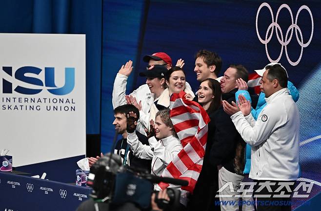 8일 이탈리아 밀라노 아이스스케이팅 아레나에서 열린 피겨 팀이벤트 남자싱글. 점수를 확인하고 있는 미국 일리야 말리닌. 밀라노(이탈리아)=송정헌 기자songs@sportschosun.com/2026.02.08/