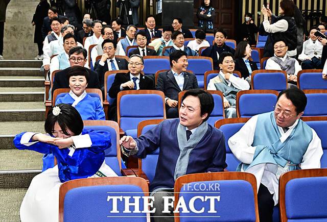 한복을 입은 더불어민주당 의원들이 12일 오후 서울 여의도 국회에서 열린 의원총회에 참석하고 있다. /국회=배정한 기자