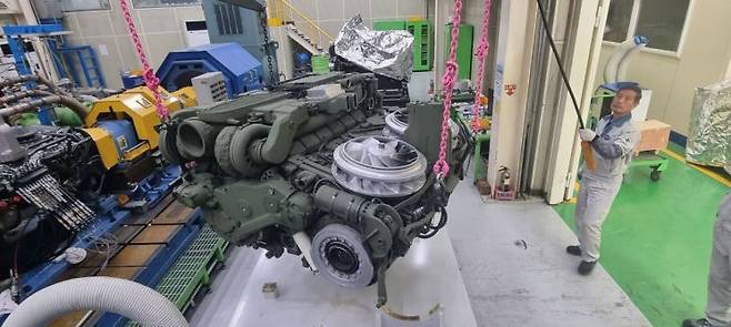 2t에 달하는 HD현대인프라코어 엔진에 SNT다이내믹스에서 생산한 2.5t의 변속기를 장착한 파워팩은 19가지 시험을 마쳐야 한다. 사진제공=SNT다이내믹스