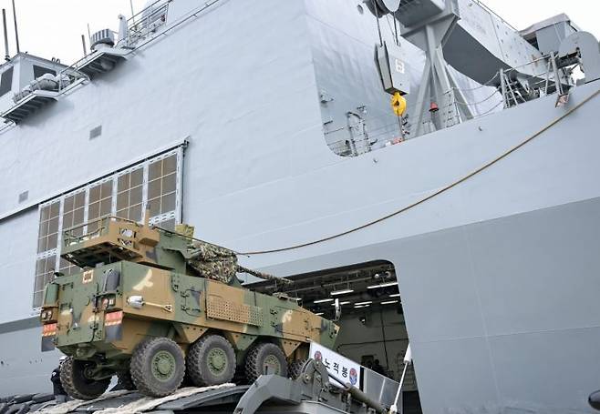 해군ㆍ해병대 코브라골드 훈련전대가 12일 출항에 앞서 지난 10일 해군 부산작전기지에서 해군 상륙함 노적봉함(LST-Ⅱ, 4900t급)에 해병대 차륜형대공포 '천호'(K-30W)를 탑재하고 있다. 사진제공=해군