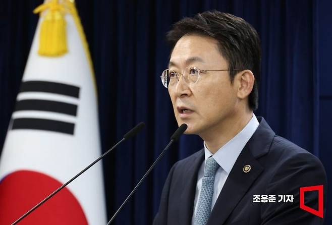 권대영 금융위원회 부위원장이 19일 서울 종로구 정부서울청사에서 해킹대응을 위한 과기정통부-금융위 합동브리핑을 하고 있다. 이날 브리핑에는 롯데카드와 KT관계자들이 배석해 취재진의 질문에 답변했다. 2025.9.19 조용준 기자