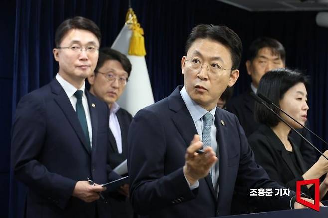 권대영 금융위원회 부위원장(가운데)과 류제명 과학기술정보통신부 제2차관(왼쪽)이 19일 서울 종로구 정부서울청사에서 해킹대응을 위한 과기정통부-금융위 합동브리핑을 하고 있다. 이날 브리핑에는 롯데카드와 KT관계자들이 배석해 취재진의 질문에 답변했다. 2025.9.19 조용준 기자