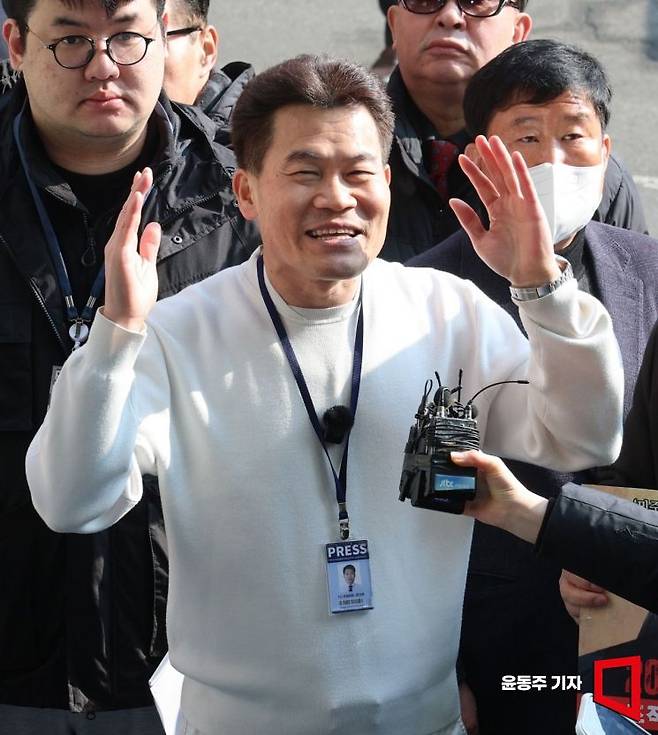 극우 유튜버 전한길 씨가 12일 경찰조사를 받기위해 서울 동작경찰서를 출석, 취재진에게 입장을 밝히고 있다. 윤동주 기자