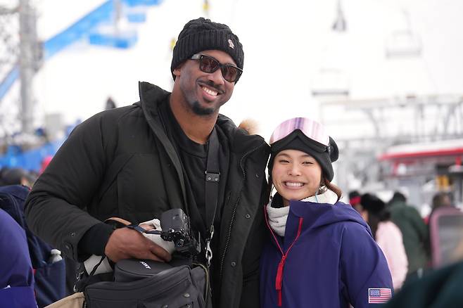 <YONHAP PHOTO-7477> Cleveland Browns' Myles Garrett, left, and United States' Chloe Kim smile after the women's snowboarding halfpipe qualifications at the 2026 Winter Olympics, in Livigno, Italy, Wednesday, Feb. 11, 2026. (AP Photo/Lindsey Wasson)/2026-02-11 20:56:10/<저작권자 ⓒ 1980-2026 ㈜연합뉴스. 무단 전재 재배포 금지, AI 학습 및 활용 금지>