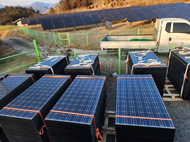 한 지방 재활용업체에 쌓여 있는  태양광 폐패널. /독자 제공