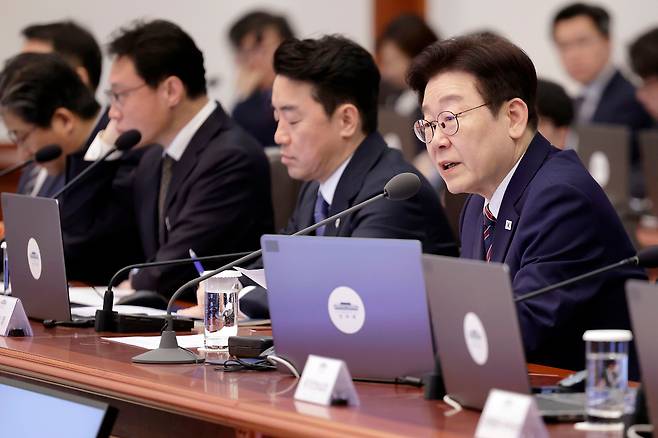 이재명 대통령이 12일 청와대에서 열린 수석보좌관회의에서 발언하고 있다./뉴시스