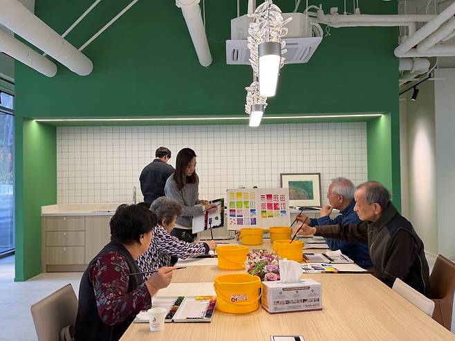 1월 22일 오전 10시 방문한 서울 송파구 장지동 '위례 심포니아'에서 입주자들이 미술 수업을 듣고 있다. 위례 심포니아는 건설사업관리(PM) 전문기업 한미글로벌의 자회사가 세운 시니어타운이다. /김보연 기자