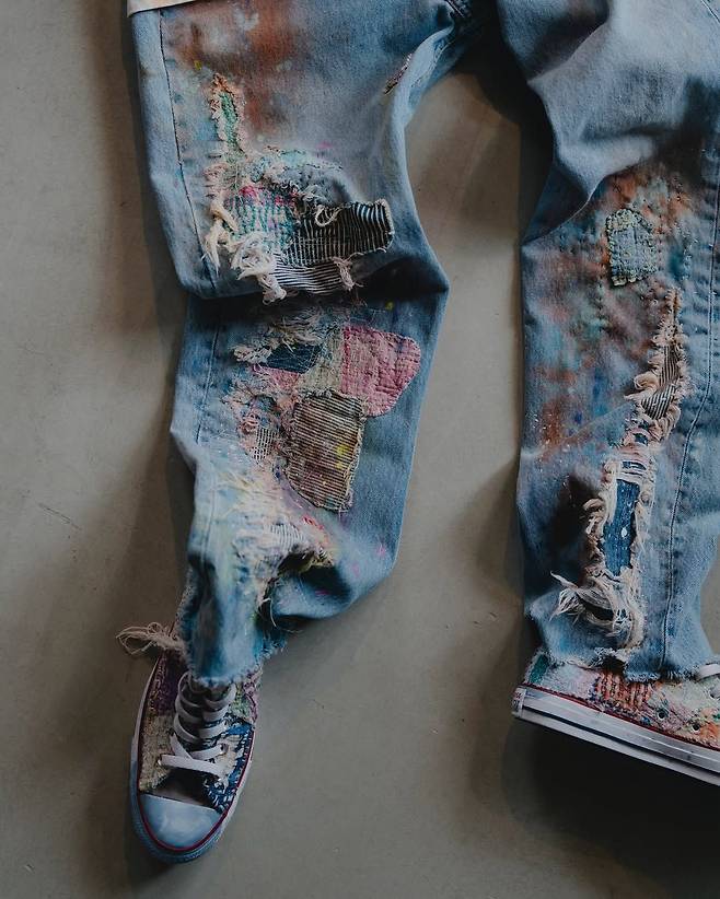 1990년대 리바이스 데님 팬츠를 커스텀한 피스.