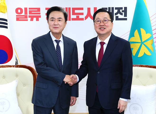 왼쪽부터 김태흠 충남도지사, 이장우 대전시장. 대전일보DB