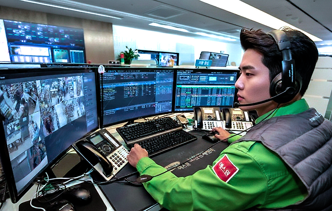 경기 수원에 있는 에스원 수원보안관제센터에서 직원들이 근무하고 있다. 에스원 제공