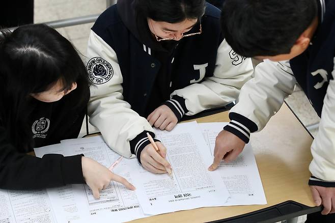 지난해 11월 14일 오전 대구 수성구 정화여고에서 고3 수험생들이 담임교사와 함께 전날 치른 2026학년도 대학수학능력시험(수능) 가채점을 하고 있다. 2025.11.14 뉴스1