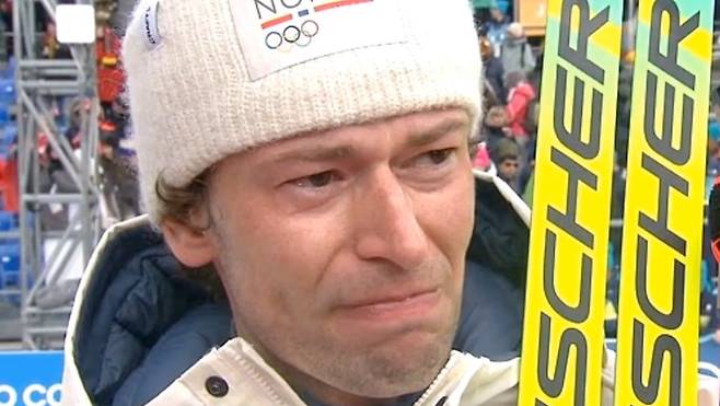 노르웨이 바이애슬론 남자 대표팀의 스투를라 흘름 레그레이드가 올림픽에서 동메달을 딴 직후 눈물을 흘리며 “여자 친구를 두고 바람을 피웠다”고 고백하는 모습. 노르웨이 NRK 유튜브 캡처