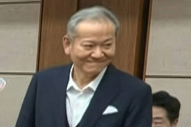 이상민 전 행정안전부 장관이 12일 서울중앙지방법원에서 열린 내란 중요임무 종사 등 혐의 1심 선고 공판에 출석해 재판부로부터 징역 7년을 선고를 받고 미소를 짓고 있다. 서울중앙지법 제공