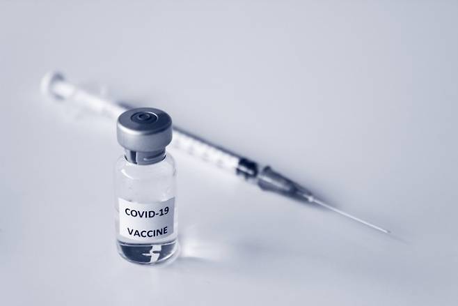 과학자들이 아데노바이러스 기반 백신이 극소수 사람들에게 치명적인 혈전(피떡)과 출혈을 유발하는 원리를 규명했다. 게티이미지뱅크 제공