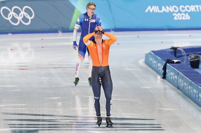 11일(현지시간) 이탈리아 밀라노 스피드스케이팅 스타디움에서 열린 2026 밀라노ㆍ코르티나담페초 동계올림픽 스피드스케이팅 남자 1,000m 경기에서 중국 롄쯔원과 충돌하며 좋은 기록을 놓친 네덜란드 요프 베네마르스가 경기가 끝난 뒤 아쉬워하고 있다. 연합뉴스