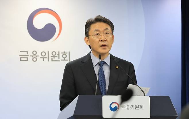 코스닥 상장기업 중 최대 220개의 부실기업을 증시에서 퇴출하는 방안이 추진된다. 권대영 금융위원회 부위원장이 12일 서울 종로구 정부서울청사에서 관련 방안을 브리핑하고 있다. 사진=뉴스1