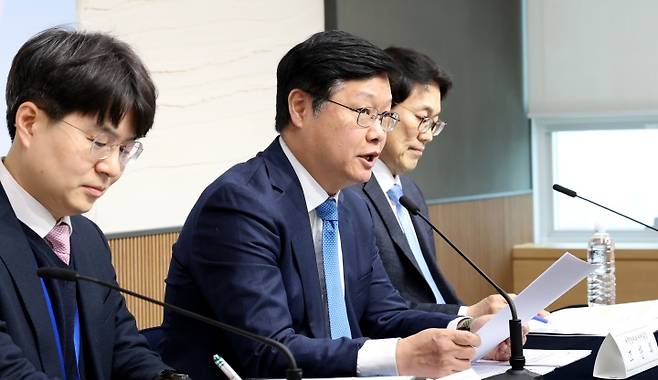 조만희 재정경제부 세재실장이 12일 세종시 정부세종청사에서 다주택자 양도소득세 중과 유예 종료 및 보완방안 관련 주요내용을 설명하고 있다.(ⓒ뉴스1, 무단 전재-재배포 금지)